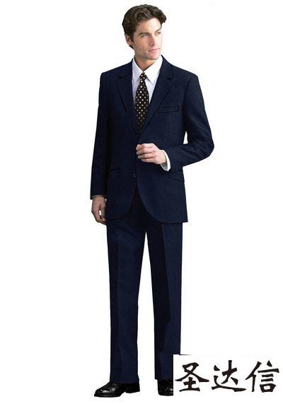 保持整潔是男士們穿好定制西服很重要的一個環節。